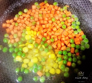 肉末炒蔬菜粒的做法步骤：1