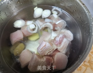 上海红烧肉的做法步骤：1