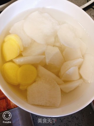 番茄萝卜牛腩汤的做法步骤：1
