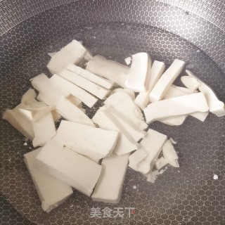 白菜猪肉豆腐汤的做法步骤：4