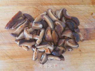 香菇炒饭的做法步骤：2