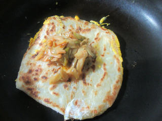 榨菜丝鸭蛋飞饼卷的做法步骤：4