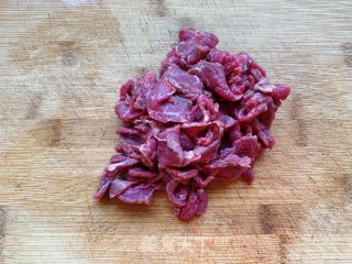 芹菜炒牛肉的做法步骤：2