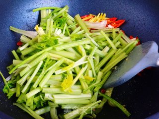 芹菜炒牛肉的做法步骤：7