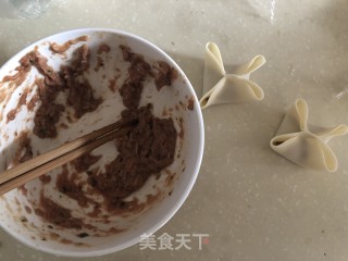 牛肉锅贴的做法步骤：1