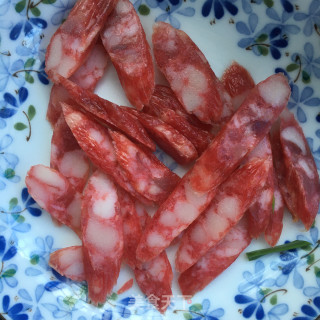青蒜炒腊肠的做法步骤：2