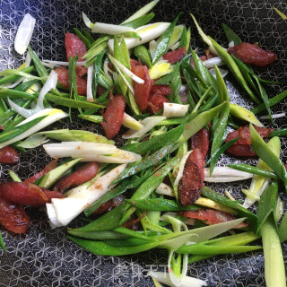 青蒜炒腊肠的做法步骤：6