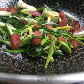 青蒜炒腊肠的做法步骤：7