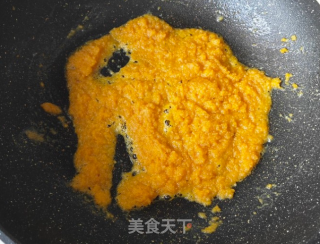 咸蛋黄夹心饭团的做法步骤：2