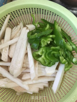 杏鲍菇青椒炒猪肚的做法步骤：2