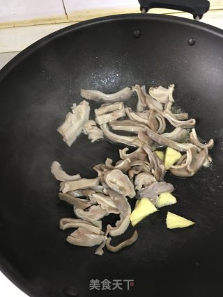 杏鲍菇青椒炒猪肚的做法步骤：3