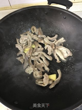 杏鲍菇青椒炒猪肚的做法步骤：4