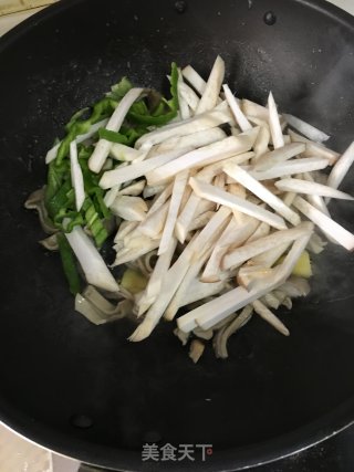杏鲍菇青椒炒猪肚的做法步骤：5