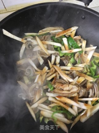 杏鲍菇青椒炒猪肚的做法步骤：7