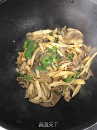 杏鲍菇青椒炒猪肚的做法步骤：8