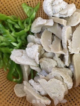 面筋青椒炒肉丝的做法步骤：1