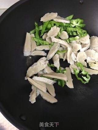 面筋青椒炒肉丝的做法步骤：2