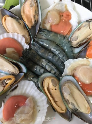 蒜茸粉丝蒸扇贝青口贝黑虎虾的做法步骤：1