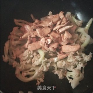 花菜炒鸡胸肉的做法步骤：5