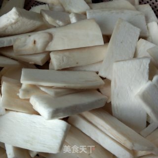 杏鲍菇炒火腿肠的做法步骤：1