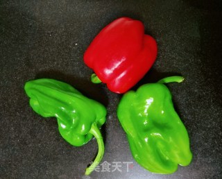 双椒炒肉的做法步骤：1