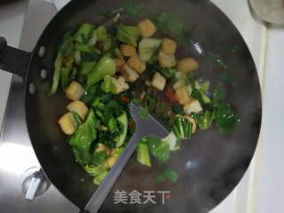 青菜豆腐果炒牛肉的做法步骤：4