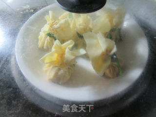 蒸虾仁鸡蛋馅福袋的做法步骤：13