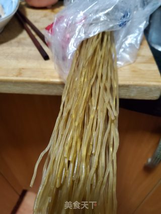 绿豆芽韭菜炒粉条的做法步骤：1