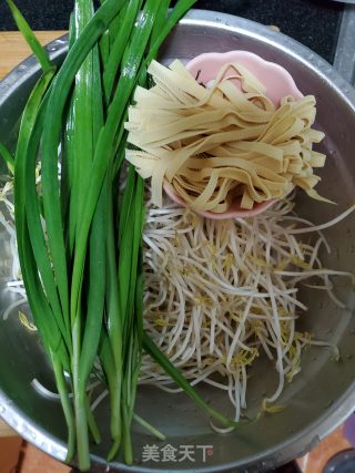绿豆芽韭菜炒粉条的做法步骤：2