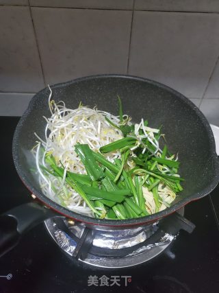 绿豆芽韭菜炒粉条的做法步骤：7