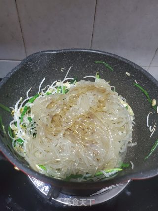绿豆芽韭菜炒粉条的做法步骤：9
