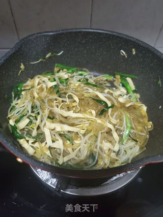绿豆芽韭菜炒粉条的做法步骤：10