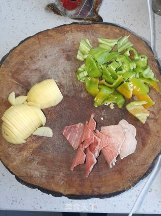 青椒土豆炒肉片的做法步骤：2