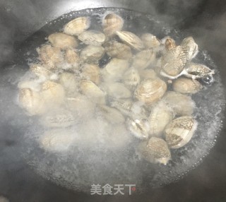 葱姜炒花甲的做法步骤：2