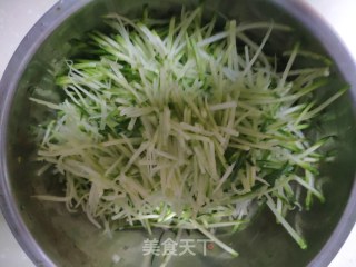 麟虾萝卜丝汤的做法步骤：2