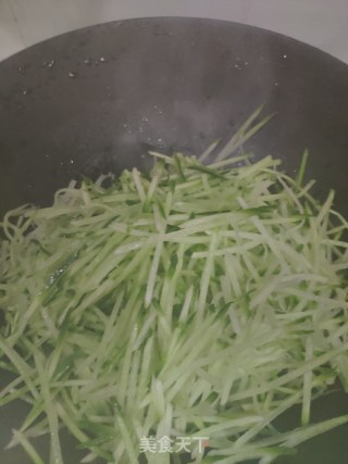 麟虾萝卜丝汤的做法步骤：5