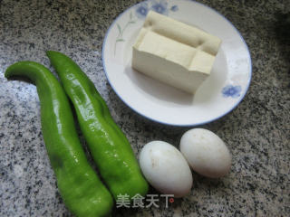 青椒鸭蛋抓炒老豆腐的做法步骤：1