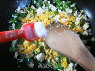 青椒鸭蛋抓炒老豆腐的做法步骤：10