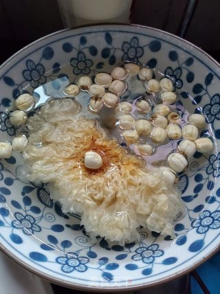 莲子银耳汤的做法步骤：1