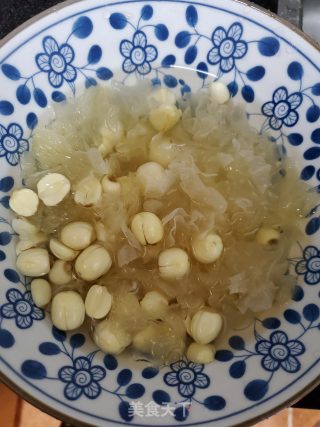 莲子银耳汤的做法步骤：2