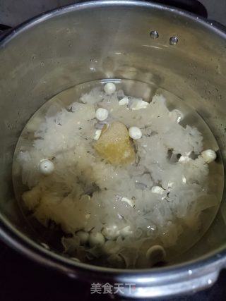 莲子银耳汤的做法步骤：3
