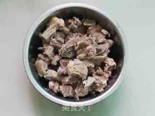 红菜头牛腩果蔬汤的做法步骤：2