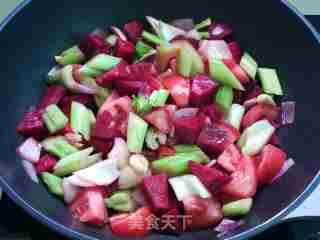 红菜头牛腩果蔬汤的做法步骤：7