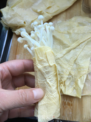 辣白菜拌豆皮针菇卷的做法步骤：2