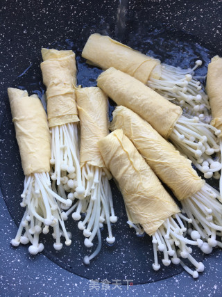 辣白菜拌豆皮针菇卷的做法步骤：4