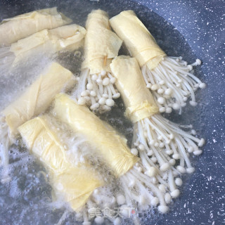 辣白菜拌豆皮针菇卷的做法步骤：5