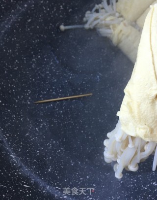 辣白菜拌豆皮针菇卷的做法步骤：7