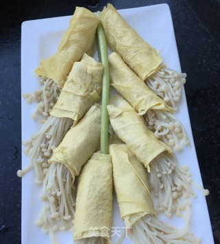辣白菜拌豆皮针菇卷的做法步骤：8