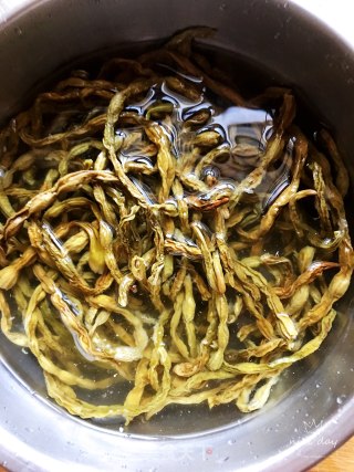酱大骨烧豆角干儿的做法步骤：1