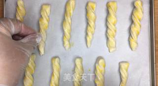 手抓饼新年新吃法，手抓饼酥酥条，孩子超喜欢的美味小吃的做法步骤：5
